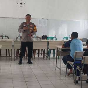 Polsek Cariu Edukasi Pelajar SMP Satap 01 Kutamekar tentang Bahaya Narkoba, Tawuran, dan Tertib Berlalu Lintas.