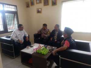 Bhabinkamtibmas Desa Gadog Ajak Warga Tingkatkan Keamanan dan Kebersihan Lingkungan.