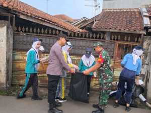 Sinergitas TNI-POLRI Laksanakan Kerja Bakti Bersih-bersih Lingkungan Sepanjang Jalan Bersama Warga Ajak Jaga Kamtibmas Yang Kondusif Di Lingkungan.