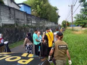 Sinergi Polsek Caringin, Kecamatan, dan Pemdes Cimande Hilir Gelar Aksi Jumat Bersih di Jalan Tenggek.