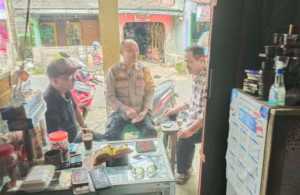 Sinergitas Polri dengan Warga Wilayah Desa Cikarawang Giat Sambang Warga.