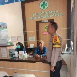 Dekatkan Diri dengan Warga, Bhabinkamtibmas Desa Cipayung Girang Sambangi Puskesmas dan Sampaikan Imbauan Kamtibmas.