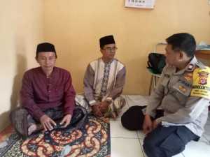 Bhabinkamtibmas Polsek Ciawi Jalin Kedekatan Lewat Anjangsana Kamtibmas ke Tokoh Agama dan Warga Desa Bitungsari.