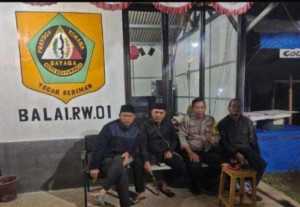 Bhabinkamtibmas Polsek Cisarua Cek Pos Kamling, Ajak Warga Tingkatkan Kewaspadaan Kamtibmas.