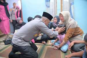 Kapolda Jawa Barat Melayat Ke Rumah Duka Aipda Anumerta Cecep.