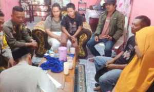 Dekatkan Diri dengan Warga, Bhabinkamtibmas Parung Sambangi Kantor Desa Bojong Indah.