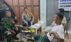 Bhabinkamtibmas Polsek Ciampea Polres Bogor Bersama Babinsa Melaksanakan Silaturahmi Dengan Warga Untuk Sampaikan Pesan Kamtibmas.