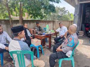 Bhabinkamtibmas Polsek Cijeruk Sambang Warga Desa Ciburayut Guna Jaga Stabilitas Kamtibmas.