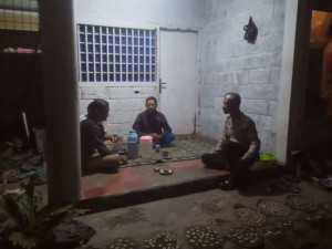 Bhabinkamtibmas Polsek Cisarua Polres Bogor Cek Pos Kamling dan Sampaikan Imbauan Kamtibmas kepada Warga.