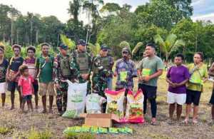 Satgas Yonif 131/Brajasakti Serahkan Pupuk dan Bibit Jagung kepada Petani Skofro, Dukung Ketahanan Pangan di Perbatasan