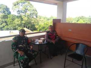 Perkuat Sinergi, TNI-POLRI Sambangi Tokoh Masyarakat di Desa Cimande Hilir.