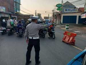 Wujudkan Kamseltibcarlantas, Polsek Ciampea Giat Atur Arus Kendaraan di Pagi Hari.