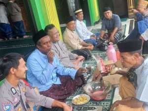 Bhabinkamtibmas Polsek Leuwiliang Sambangi Warga, Jalin Kedekatan dan Jaga Kamtibmas.