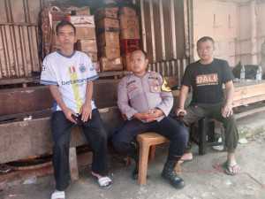 Dekatkan Diri dengan Warga, Bhabinkamtibmas Polsek Leuwiliang Sambangi Masyarakat dalam Upaya Harkamtibmas.