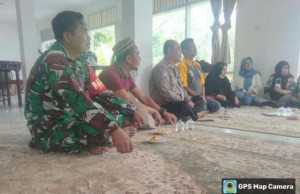 Sinergitas TNI-POLRI Bhabinkamtibmas dan Babinsa Sambangi Warga Desa Warung Menteng, Sampaikan Edukasi Kamtibmas dan TPPO.
