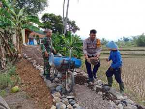 Bhabinkamtibmas Polsek Tanjungsari Ajak Warga Waspadai TPPO Saat Sambang Cooling System.