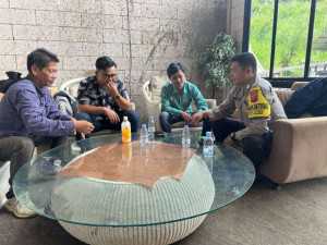 Bhabinkamtibmas Desa Citeko Sambangi Warga, Perkuat Sinergi Demi Ciptakan Kamtibmas yang Kondusif.