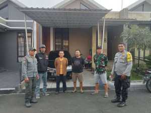 Bhabinkamtibmas Polsek Ciawi Sambangi Tokoh Masyarakat Bitungsari, Ajak Warga Jaga Kamtibmas Bersama.