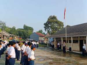 Bhabinkamtibmas Polsek Rumpin Sambangi Warga dan Hadiri Upacara di SMPIT Mutiara Cendekia, Sampaikan Imbauan Kamtibmas.