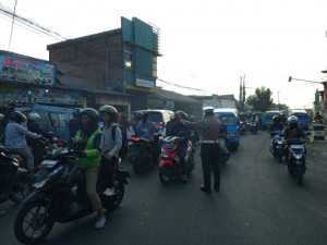 Wujudkan Kamseltibcarlantas, Polsek Ciampea Polres Bogor Gelar Pengaturan Lalu Lintas Pagi Hari.