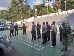 TNI-POLRI Bersinergi: Bhabinkamtibmas dan Babinsa Latih PBB kepada Linmas Desa Cipayung Girang.