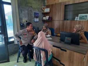 Bhabinkamtibmas Polsek Cigudeg Sambangi Kantor Desa Banyuwangi, Ajak Warga Bersama Jaga Kamtibmas.