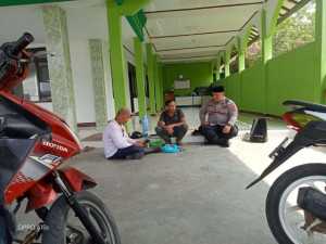 Bhabinkamtibmas Polsek Leuwiliang Sambangi Warga, Sampaikan Imbauan Kamtibmas dan Antisipasi Gangguan Keamanan.