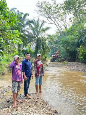 Realisasikan Aspira Masyarakat di Dusun Tulung Rejo Heriansyah Efendi Lakukan Normalisasi Sungai Patila