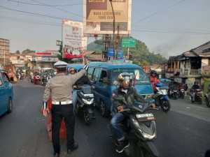 Polsek Ciampea Laksanakan Giat Pengaturan Lalu Lintas Pagi Hari, Wujudkan Kamseltibcarlantas Yang Kondusif.