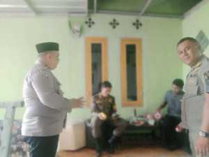 Bhabinkamtibmas Polsek Leuwiliang sambangi warga, sampaikan himbauan kamtibmas untuk ciptakan lingkungan aman.