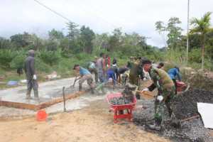 Warga Antusias Gotong Royong Bersama Satgas TMMD Imbangan Kodim 1016/Plk