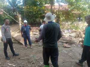 Bhabinkamtibmas Desa Sukamaju Prakarsai Gotong Royong Perbaikan Jalan dan Jembatan Penghubung Antar Desa.