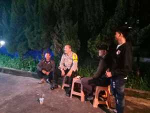 Bhabinkamtibmas Polsek Ciampea Polres Bogor cek petugas siskamling di Bojongrangkas, sampaikan pesan kamtibmas.