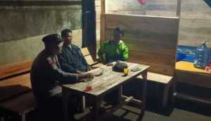Bhabinkamtibmas Polsek Babakan Madang Kontrol Petugas Ronda Malam, Tegaskan Pesan Kamtibmas Kepada Warga.