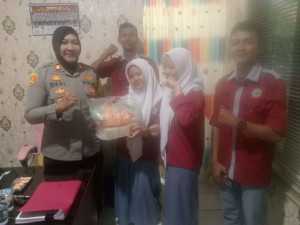 Anak sekolah Magang Berikan Tali Asih Kepada Kapolsek Dramaga, Ucapkan Terima Kasih Atas Bimbingan Sekaligus Pamitan selesai Magang Di Polsek Dramaga.