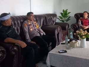 Perkuat sinergi dan kamtibmas, Kapolsek Caringin patroli dialogis bersama Kepala Desa Pancawati.