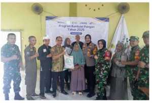 Kapolsek Dramaga Hadir Dalam Kegiatan Gerakan Pangan Murah TNI Dan Bulog Melalui Sarana Zoom Dari Pangdam Siliwangi Bandung Jawa Barat Di Desa Sinarsari.