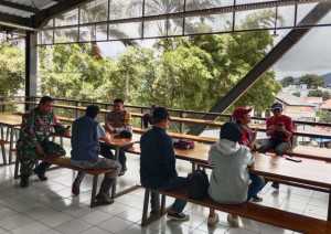 TNI-POLRI Sinergi Ciptakan Kamtibmas Kondusif di Desa Citeko, Kecamatan Cisarua.