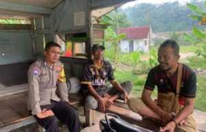 Bhabinkamtibmas Desa Bantarkaret Polsek Nanggung Sambangi Warga, Perkuat Sinergitas dan Sampaikan Pesan Kamtibmas.