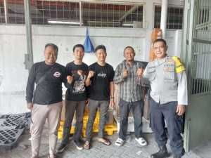 Bhabinkamtibmas Polsek Ciawi Sambangi Tokoh Pemuda dan Warga Desa Bitungsari, Sampaikan Imbauan Kamtibmas.