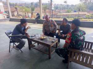 Sinergitas TNI-POLRI Bhabinkamtibmas Polsek Cijeruk Bersama Babinsa Sambangi Warga Desa Cisalada Berikan Imbauan Kamtibmas.
