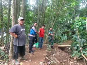 Sinergitas TNI-POLRI, Bhabinkamtibmas dan Babinsa Sambangi Warga Desa Cibalung Sampaikan Pesan Kamtibmas.