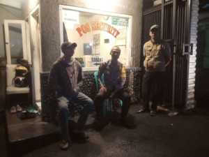 Cegah Gangguan Kamtibmas, Bhabinkamtibmas Cisarua Intensifkan Patroli Sambang Poskamling.