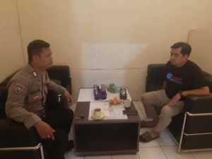 Jaga Kondusivitas Wilayah, Bhabinkamtibmas Desa Tamansari Sambangi Kantor Pemdes dan Sampaikan Pesan Kamtibmas.