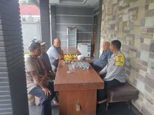 Bhabinkamtibmas Polsek Ciawi Anjangsana Kamtibmas ke Tokoh Masyarakat Desa Bitungsari, Jalin Silaturahmi dan Jaga Kondusivitas.