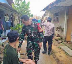 Polsek Rancabungur bersama Warga Kompak Gelar Kerja Bakti Pascabencana Banjir di Bantarsari.