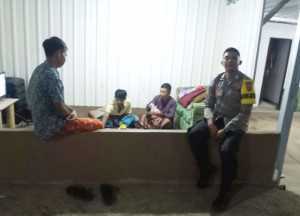 Bhabinkamtibmas Polsek Cisarua Kontrol Poskamling dan Sampaikan Pesan Kamtibmas kepada Warga.