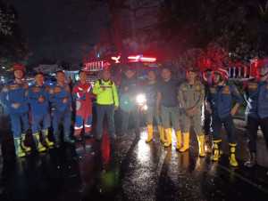 Respons Cepat Kolaboratif, Polsek Ciawi dan Stakeholder Terkait Evakuasi Pohon Tumbang di Jalan Raya Gadog.