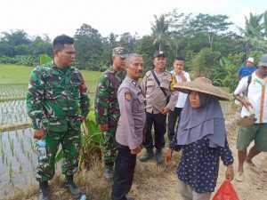 Dekatkan Diri dengan Masyarakat, Bhabinkamtibmas Polsek Tanjungsari Aktif Laksanakan Sambang Kamtibmas.