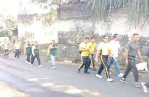 Kapolsek Caringin dan Jajaran Sambangi Desa Ciherang Pondok, Gelar Jalan Santai Bersama Pemdes dan Warga untuk Pererat Sinergitas.